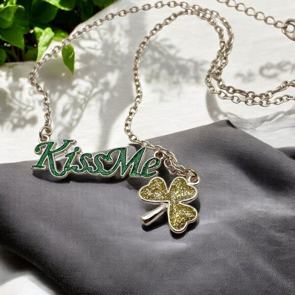 Claires Kiss Me I'm Irish Necklace Silver Tone Green Glitter Shamrock Pendant - Picture 1 of 7